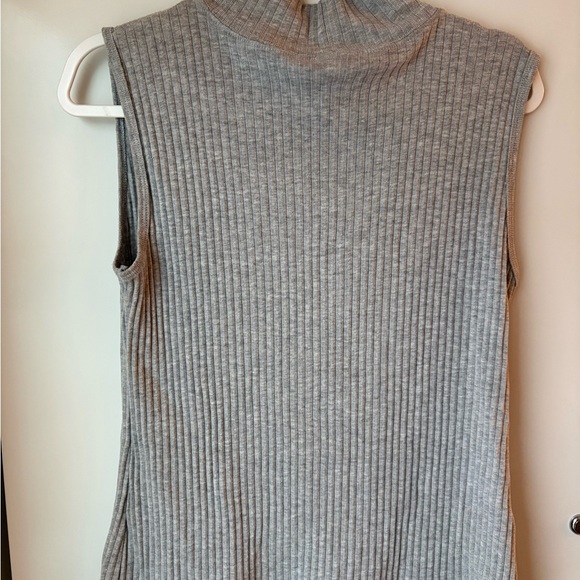 Chances R Gray Ribbed Sleeveless Turtleneck Top - Picture 3 of 4